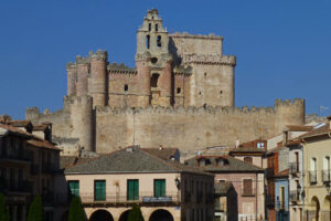 Castillo de Turégano dominando las vistas de la villa castellana Castillo de Turégano dominando las vistas de la villa castellana