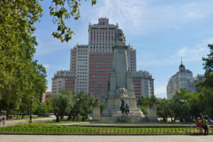 Plaza de España, una de las plazas más grandes de Madrid Plaza de España, una de las plazas más grandes de Madrid