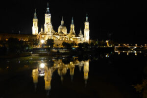 Vista nocturna de la Basílica del Pilar a orillas del río Ebro Vista nocturna de la Basílica del Pilar a orillas del río Ebro