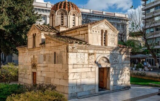 Atenas / Grecia - 29 de febrero de 2020: La Pequeña Metrópolis (formalmente la Iglesia de San Eleutherios), una iglesia de la era bizantina ubicada en Mitropoleos s
