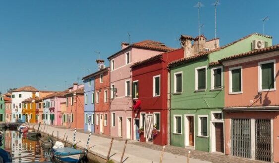 Canal con barcos, Burano, Venecia.