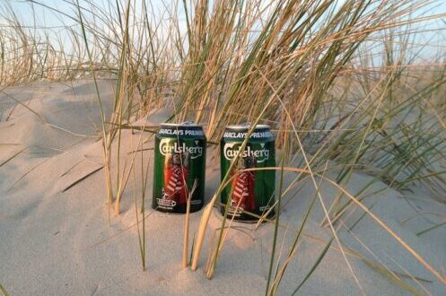 Deja latas de cerveza en la playa / Max Pixel