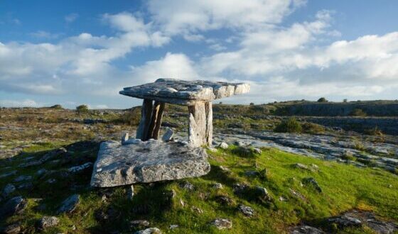 Dolmen de Poulnabrone, The Burren, Condado de Clare, Irlanda.