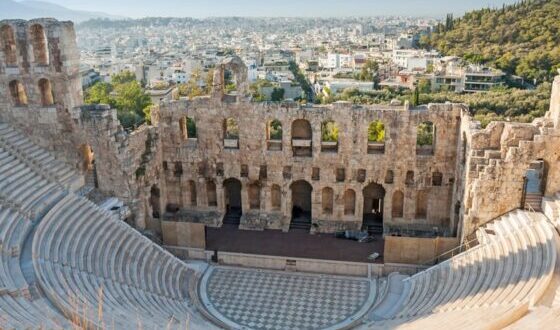 El Odeón de Herodes Atticus, una estructura de teatro de piedra en la Acrópolis de Atenas en Atenas, Grecia.