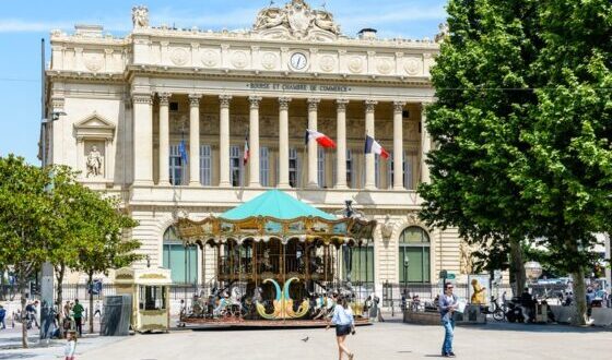 El Palais de la Bourse de Marsella, ubicado en el Canebiere en el distrito de Belsunce, es la sede de la Cámara de Comercio e Industria y alberga el Museo del Mar.