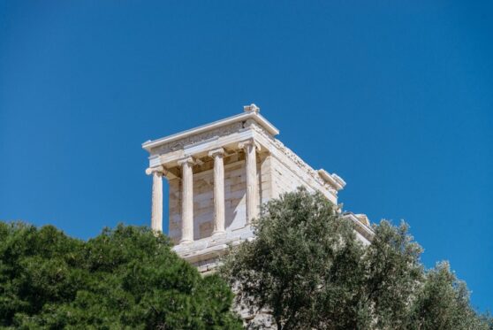 El Templo de Atenea Nike fue diseñado por Calícrates y construido en 420 a. C.