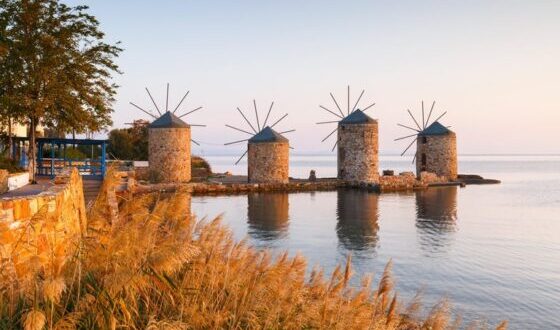 Imagen del amanecer de los emblemáticos molinos de viento en la ciudad de Chios.