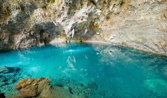 Los Tres Ojos - serie de tres lagos ubicados en cueva de piedra caliza en Santo Domingo, República Dominicana