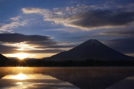Mt.Fuji_and_Lake_Shojiko_at_sunrise