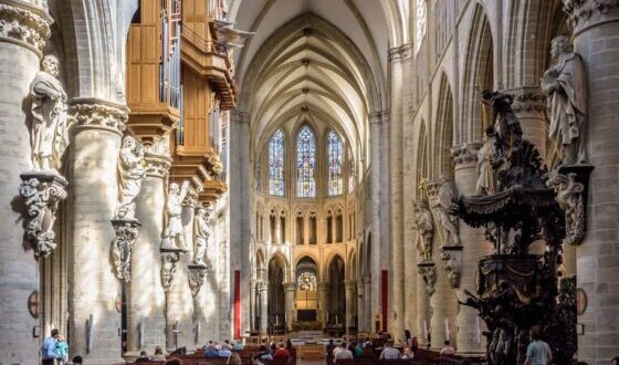 Nave y coro de la Catedral de San Miguel y Santa Gudula en Bruselas, Bélgica.