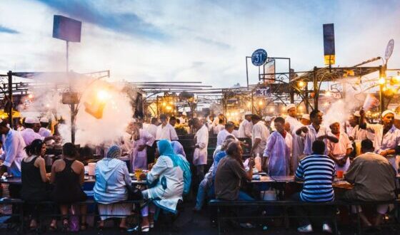 Plaza Djemaa el Fna. Gente cenando en los puestos de comida al anochecer. Marrakesh, Marruecos