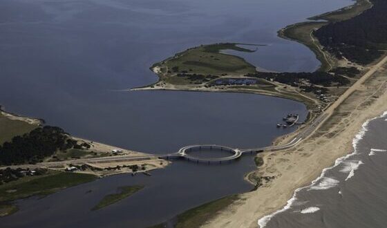 Puente que cruza el lago Garzón junto al océano, Maldonado, Uruguay
