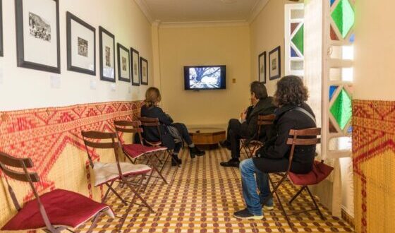 Visitantes viendo documental en Casa de fotografía Maison de la Photographie, Marrakech, Marruecos.