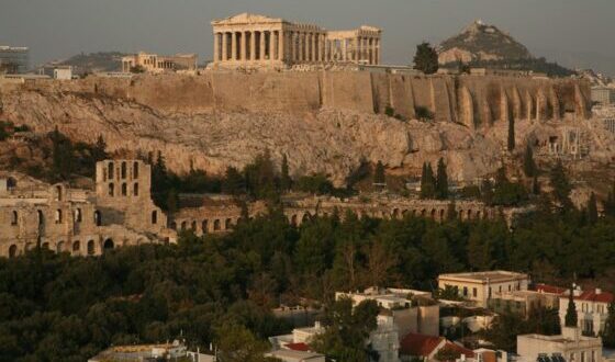 Vistas a la Acrópolis de Atenas desde la colina Philopappos en Grecia. El monte Lycabettus está al fondo.