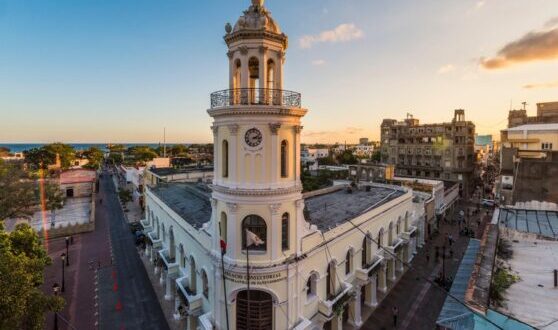 Zona Colonial (Ciudad Colonial), Santo Domingo, República Dominicana.  Las arquitecturas coloniales del Palacio Consistorial.